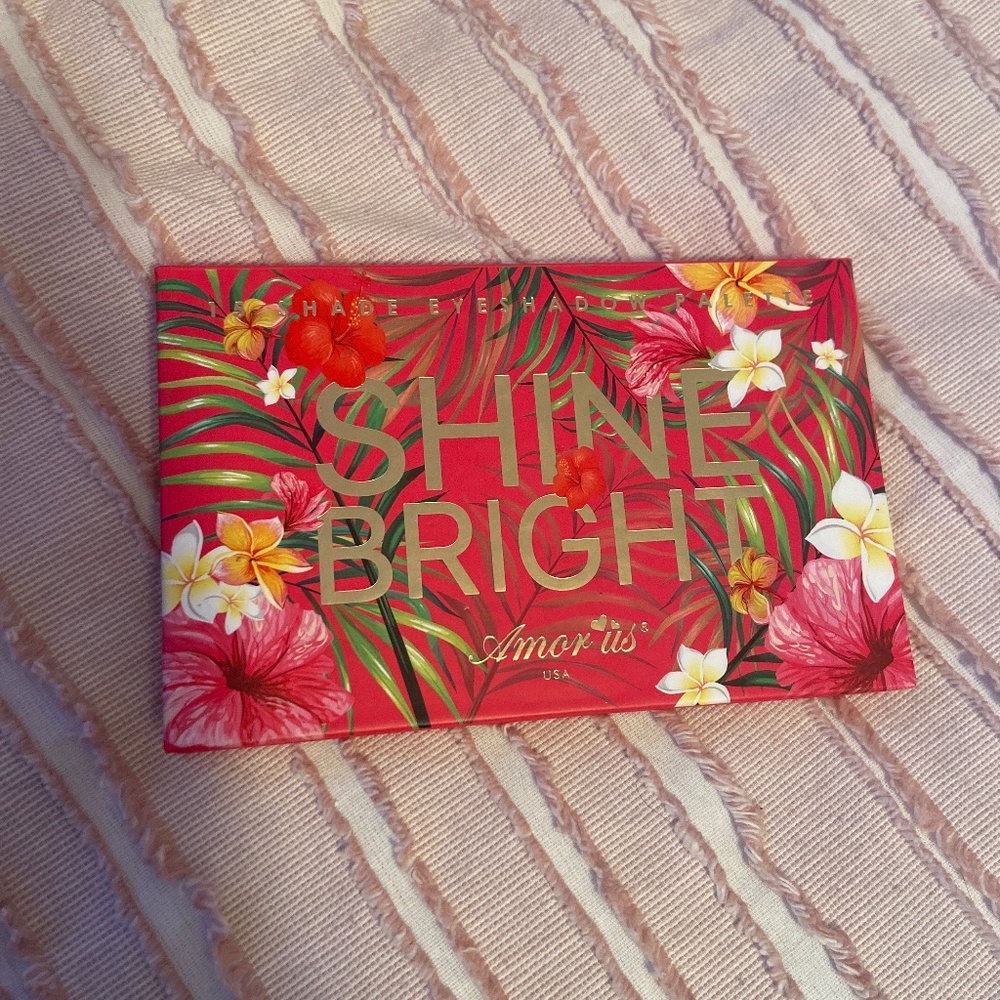 Shine bright eye shadow palette